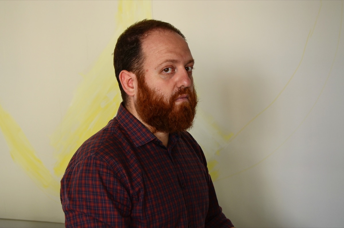 Retrato del artista y curador Carlos Herrera.
